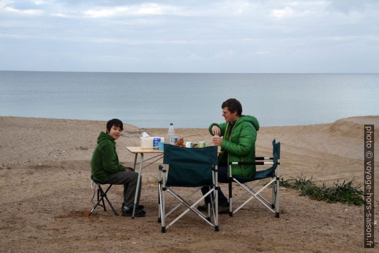 Nicolas et André déjeunent sur la plage de Badesi. Photo © Alex Medwedeff