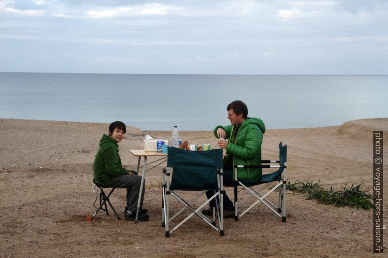 Nicolas et André déjeunent sur la plage de Badesi. Photo © Alex Medwedeff