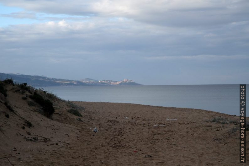 Castelsardo vu de la plage de Badesi. Photo © Alex Medwedeff