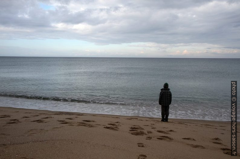 Nicolas sur la plage de Badesi en hiver. Photo © Alex Medwedeff