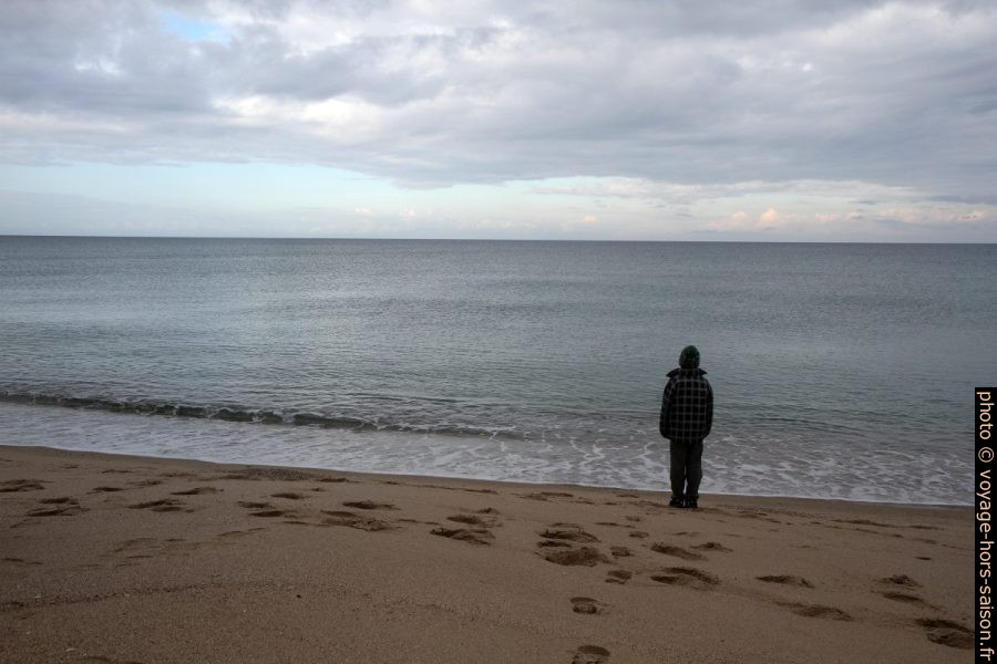 Nicolas sur la plage de Badesi en hiver. Photo © Alex Medwedeff