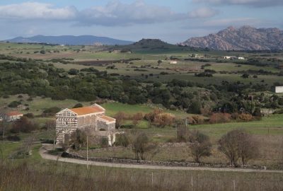 San Pietro di Simbranos seule dans la campagne. Photo © Alex Medwedeff