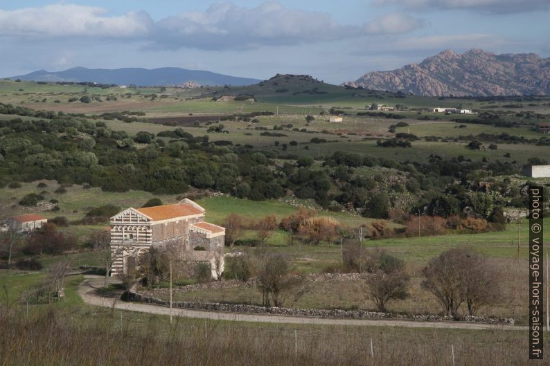 San Pietro di Simbranos seule dans la campagne. Photo © Alex Medwedeff