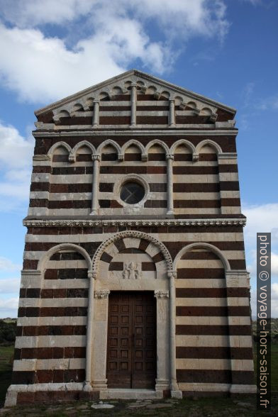 Façade blanche et noire de San Pietro di Simbranos. Photo © Alex Medwedeff