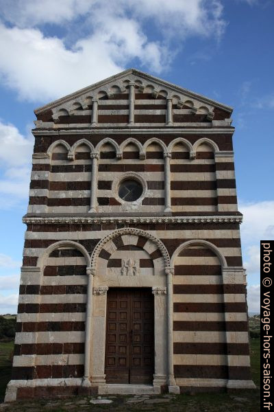 Façade blanche et noire de San Pietro di Simbranos. Photo © Alex Medwedeff