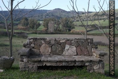 Banc en pierre. Photo © André M. Winter