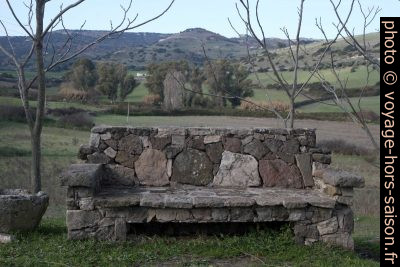 Banc en pierre. Photo © André M. Winter