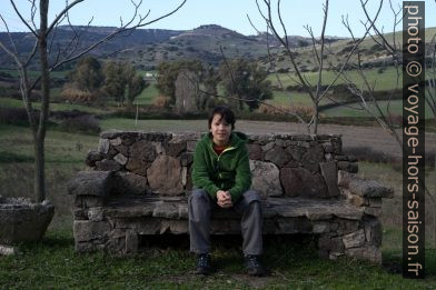 Nicolas assis sur un banc en pierre. Photo © Alex Medwedeff