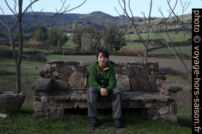 Nicolas assis sur un banc en pierre. Photo © Alex Medwedeff