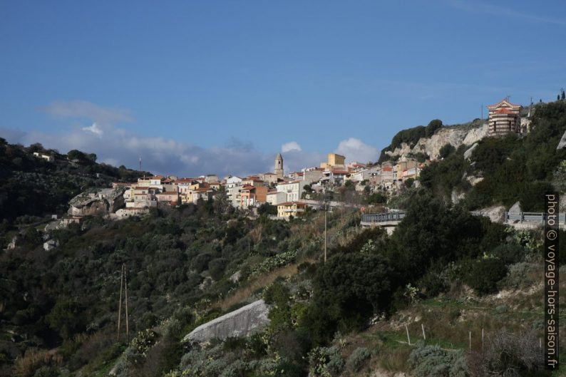 Ville de Sedini vu du sud. Photo © Alex Medwedeff