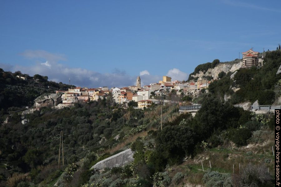 Ville de Sedini vu du sud. Photo © Alex Medwedeff