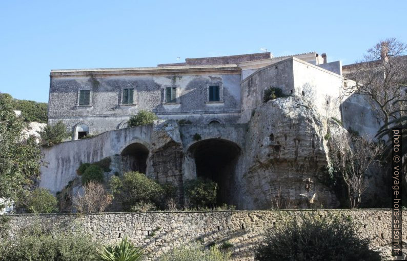 Maisons de Sedini construites sur les roches calcaires. Photo © Alex Medwedeff