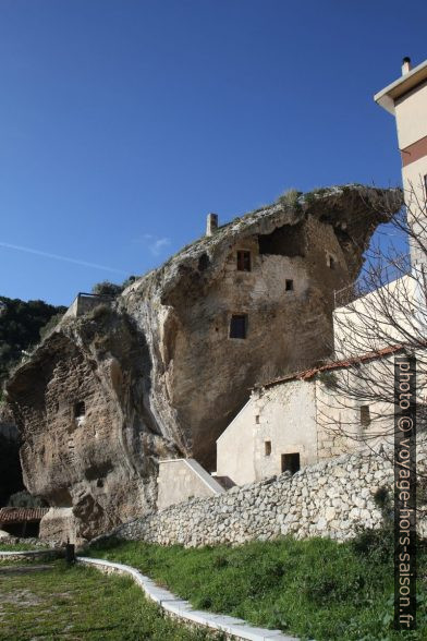 Domus de Janas di Sedini avec fenêtres. Photo © Alex Medwedeff