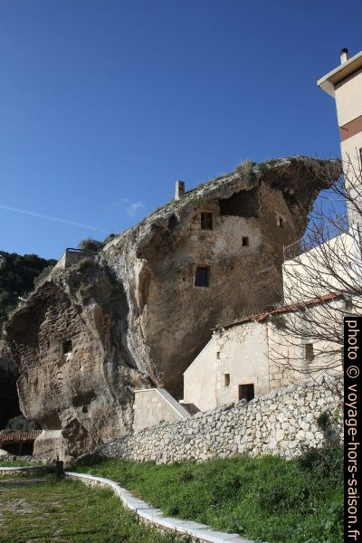 Domus de Janas di Sedini avec fenêtres. Photo © Alex Medwedeff