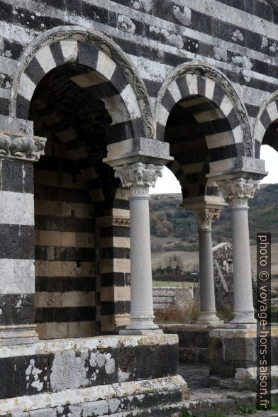 Colonnes du portique de la Basilique de Saccargia. Photo © Alex Medwedeff