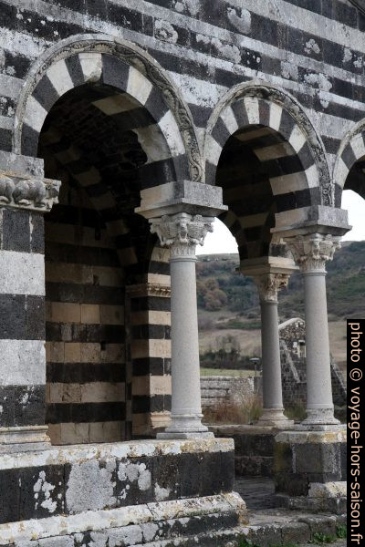 Colonnes du portique de la Basilique de Saccargia. Photo © Alex Medwedeff
