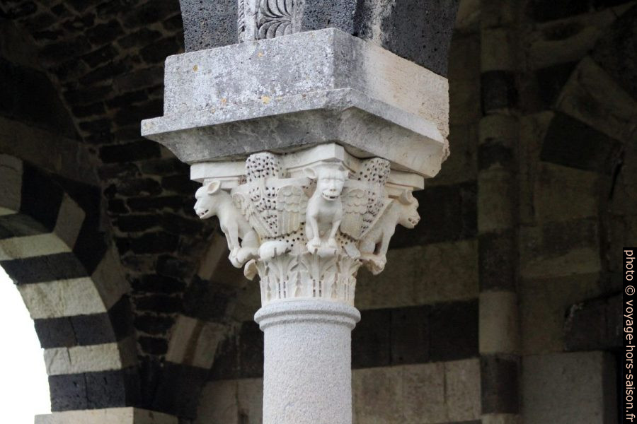 Chapiteau d'animaux fantaisistes rénové de la Basilique de Saccargia. Photo © André M. Winter