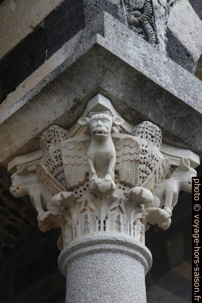 Chapiteau d'animaux fantaisistes renové de la Basilique de Saccargia. Photo © Alex Medwedeff