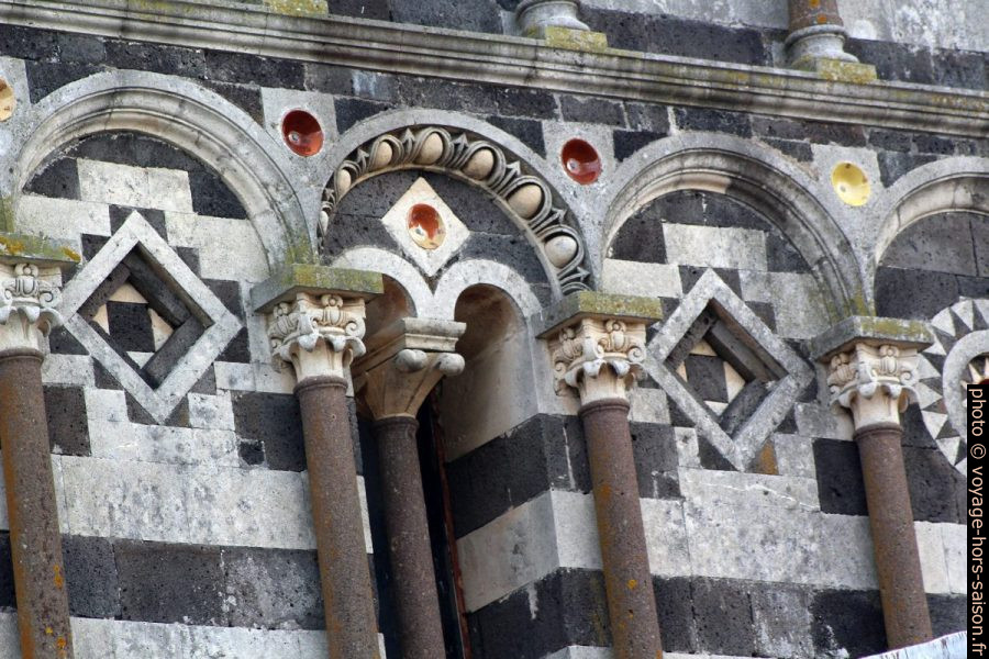 Colonnes et carreaux colorés de la façade de la Basilique de Saccargia. Photo © André M. Winter