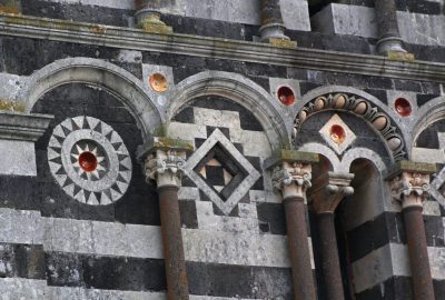 Colonnes et carreaux colorés de la façade de la Basilique de Saccargia. Photo © André M. Winter