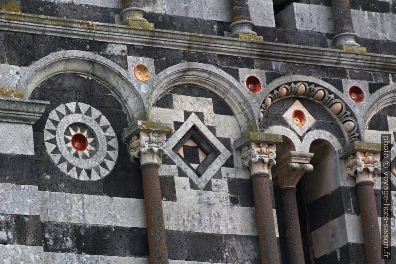 Colonnes et carreaux colorés de la façade de la Basilique de Saccargia. Photo © André M. Winter