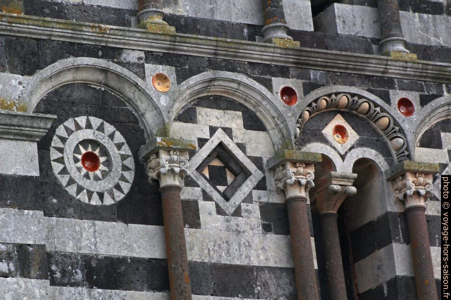 Colonnes et carreaux colorés de la façade de la Basilique de Saccargia. Photo © André M. Winter