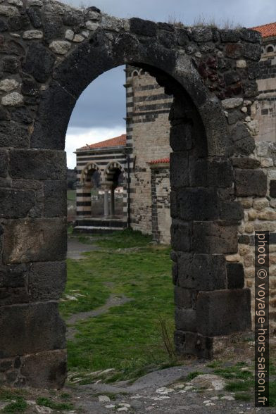 Ancien accès à la cour de la Basilique de Saccargia. Photo © Alex Medwedeff