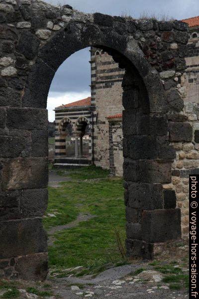 Ancien accès à la cour de la Basilique de Saccargia. Photo © Alex Medwedeff