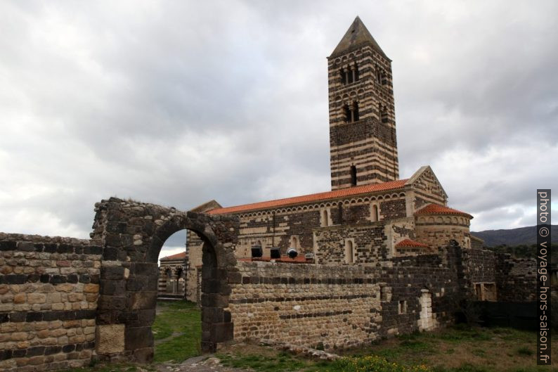 Anciene enceinte de la Basilique de Saccargia. Photo © Alex Medwedeff