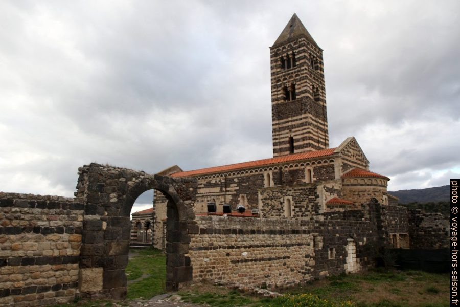 Anciene enceinte de la Basilique de Saccargia. Photo © Alex Medwedeff