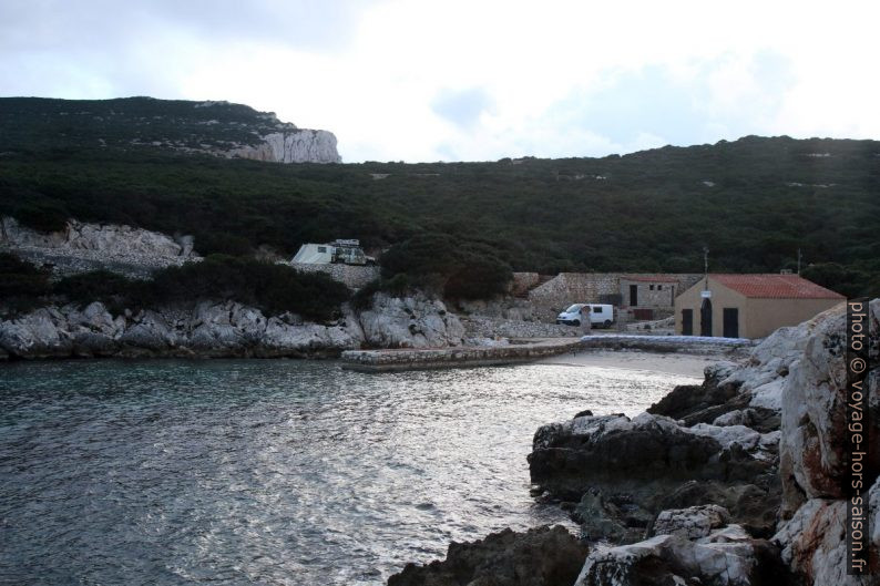 Cala Dragunara avec deux campeurs pour noël 2013. Photo © Alex Medwedeff