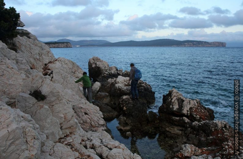 Nicolas et André sur les rochers. Photo © Alex Medwedeff