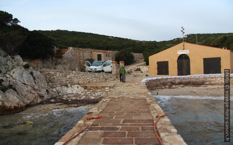 Notre Trafic dans la Cala Dragunara. Photo © Alex Medwedeff