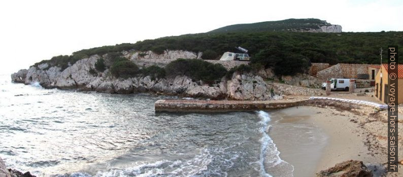 Cala Dragunara avec deux campeurs pour noël 2013. Photo © André M. Winter