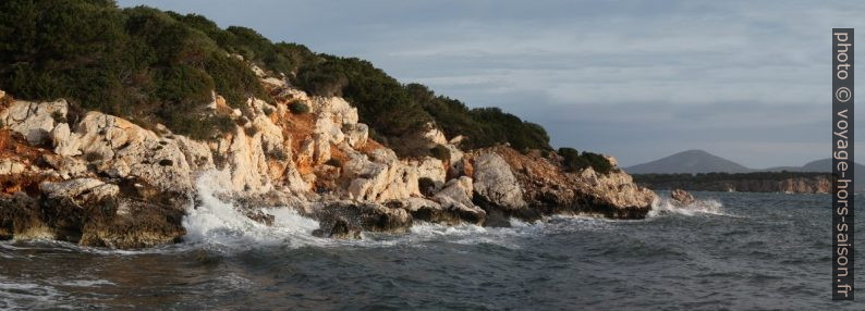 Côte calcaire de la Cala Dragunara. Photo © Alex Medwedeff