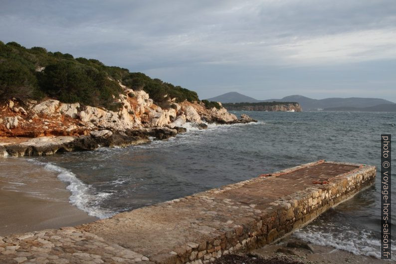 Quai de la Cala Dragunara. Photo © Alex Medwedeff