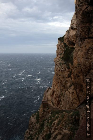 Escala del Cabirol et mer agitée au Cap Caccia. Photo © Alex Medwedeff