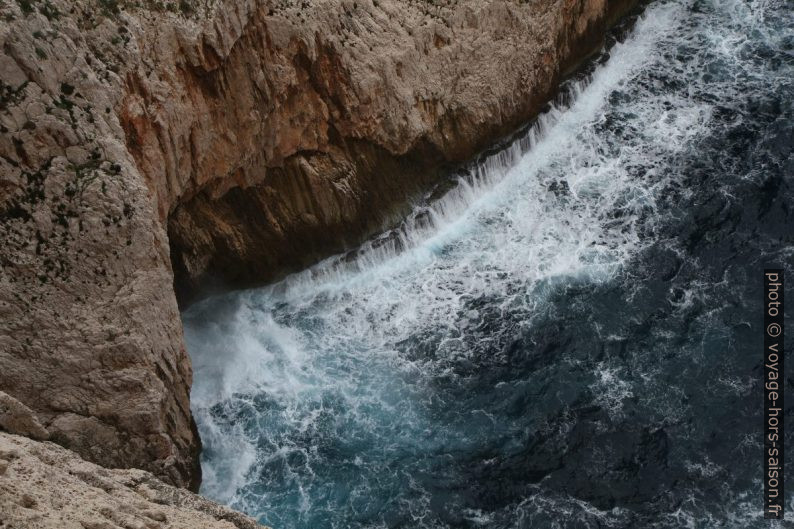 Déferlement dans la Cala Del Cabirol. Photo © Alex Medwedeff