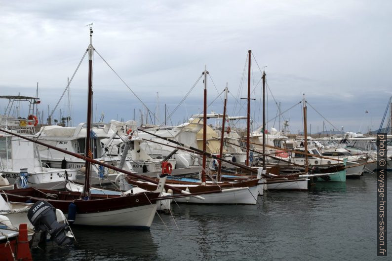 Petits voiliers sardes dans le port d'Alghero. Photo © Alex Medwedeff