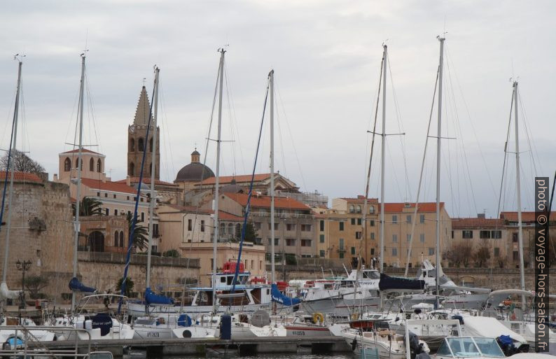 Vieille-ville d'Alghero vue du port. Photo © Alex Medwedeff