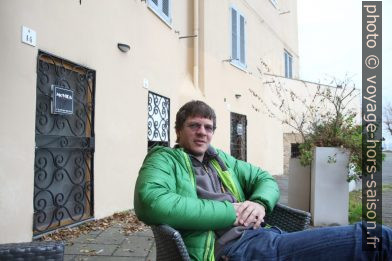 André sur la terrasse d'un bar à Alghero. Photo © Alex Medwedeff