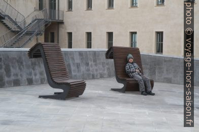 Nicolas assis sur des bancs publics agréables. Photo © Alex Medwedeff