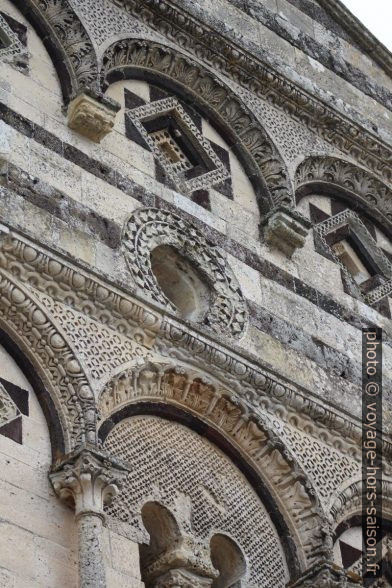 Détails de la façade de San Pietro di Sorres. Photo © André M. Winter