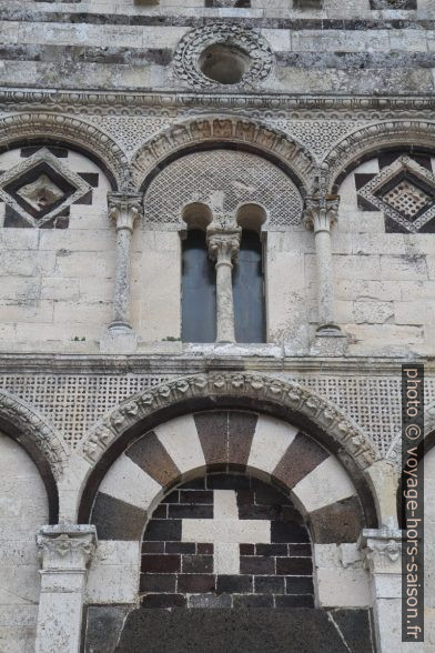 Arcs outrepassés arabes dans la façade de San Pietro di Sorres. Photo © Alex Medwedeff