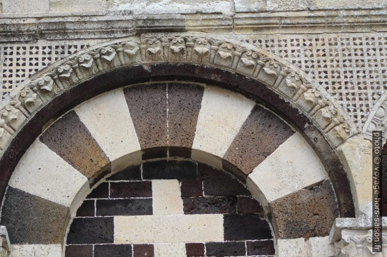 Détails de la façade de San Pietro di Sorres. Photo © André M. Winter