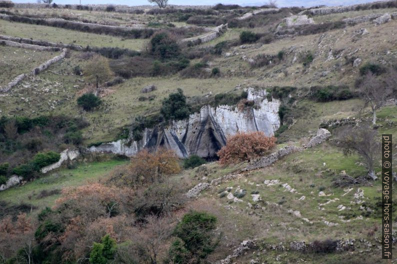 Cavités naturelles et murs en pierre sèche. Photo © André M. Winter