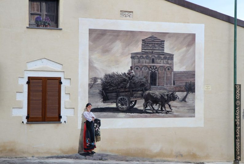 Murales représentant une peinture historique à Borutta. Photo © Alex Medwedeff