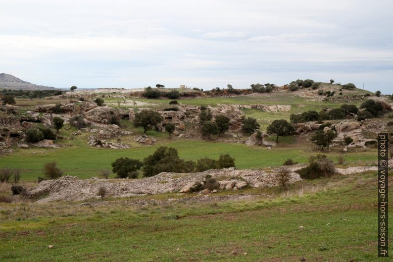 Campagne jonchée de roche affleurante et érodée de taffonis. Photo © Alex Medwedeff