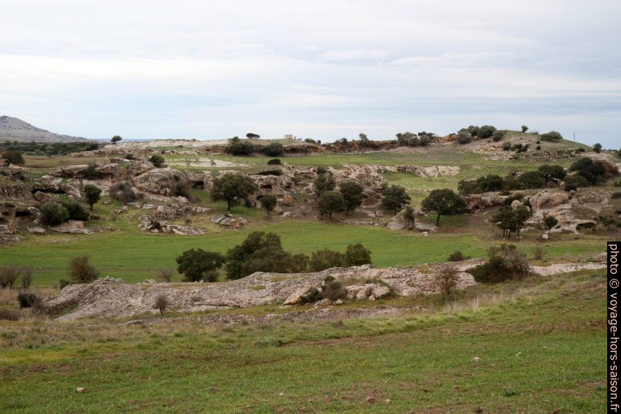 Campagne jonchée de roche affleurante et érodée de taffonis. Photo © Alex Medwedeff