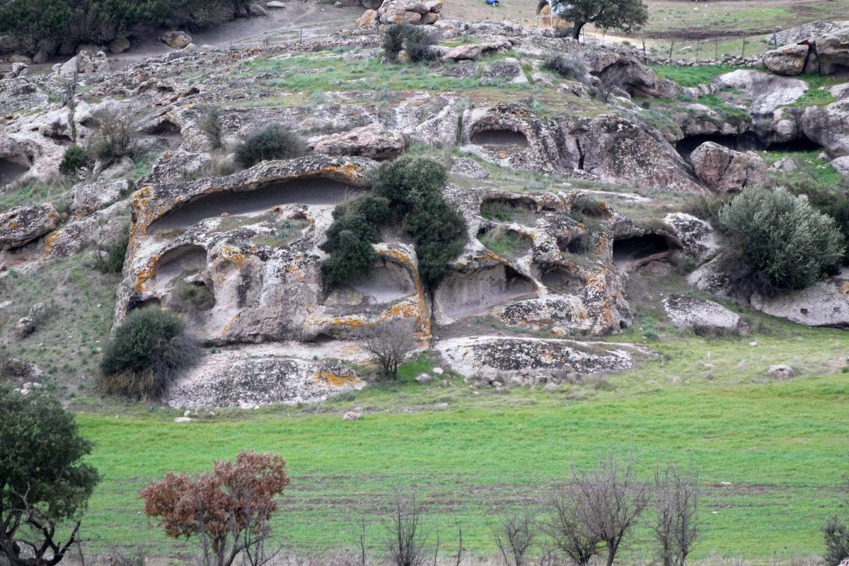 Détail de taffoni dans la roche mère. Photo © André M. Winter